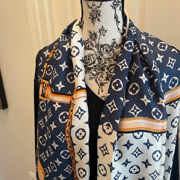 Women’s Navy & White Print Scarf - Picture 7 of 9